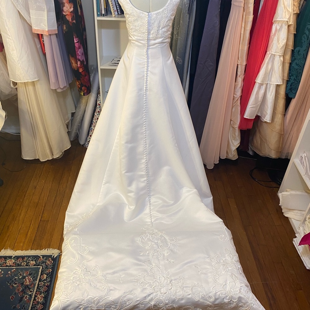 White Gloria Vanderbilt wedding gown size 2.